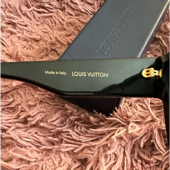 Beautiful Louis Vuitton Cyclone glasses- like new- Unisex